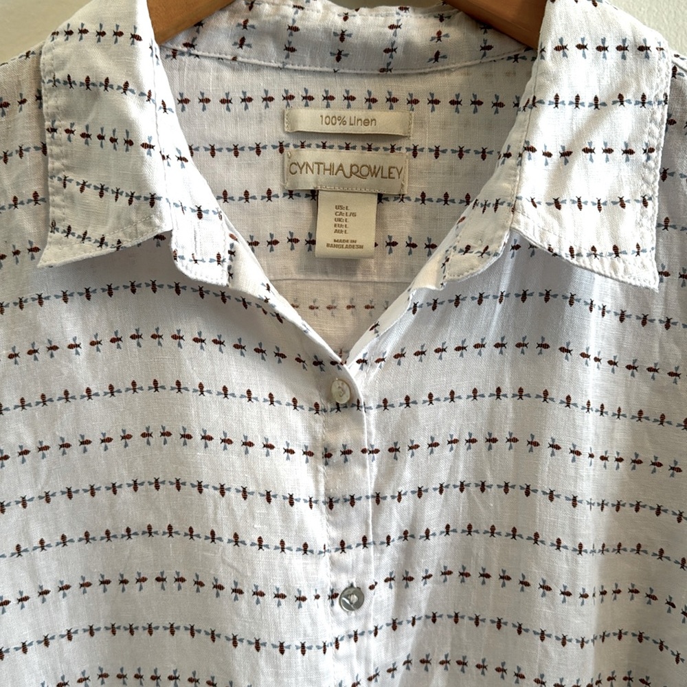 White Linen Cynthia Rowley blouse with bumble bee detail size large